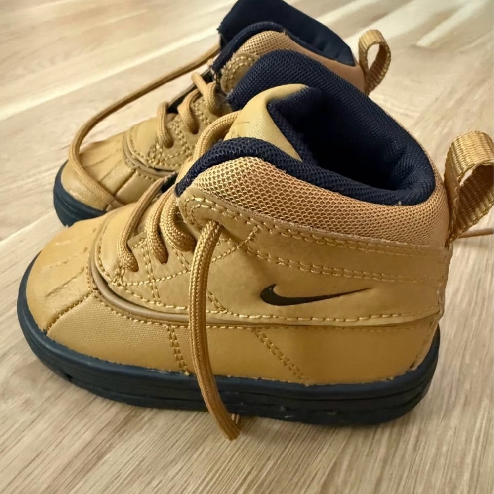 Nike woodside 2 high boots in 5c